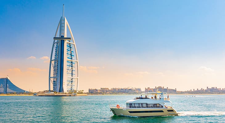 1-Hour Yacht Tour with Snacks & Drinks in Dubai Marina 
