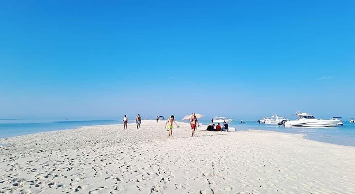 4 or 6-hour Trip Aboard Baby Yacht to Jarada Island