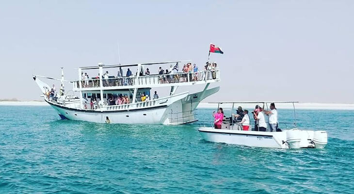 Per couple: 4 hours Private trip on a boat in the Arabian Sea