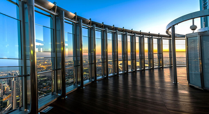 ٩٠ دقيقة داخل برج خليفة مع تناول وجبة في الكافيه