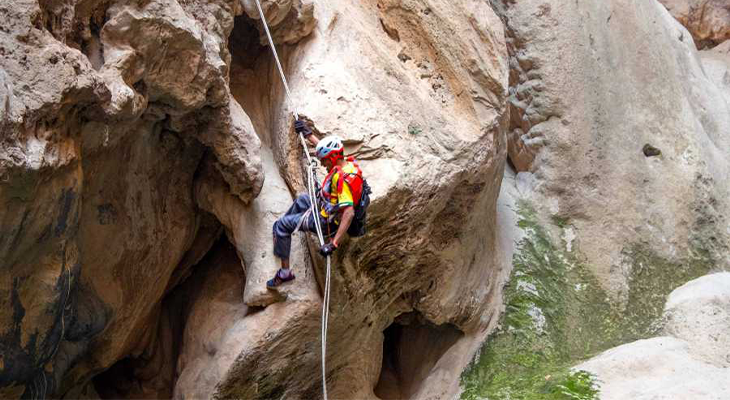 Per Couple: Day trip at Snake Canyon in Oman
