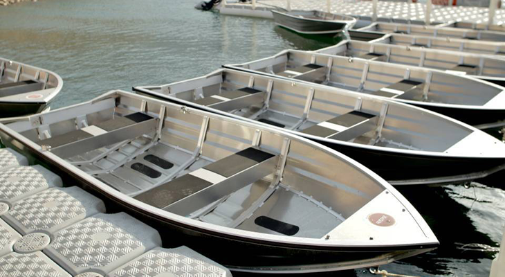 El Namas Lake: Electric Boat Rental for up to 3 Persons