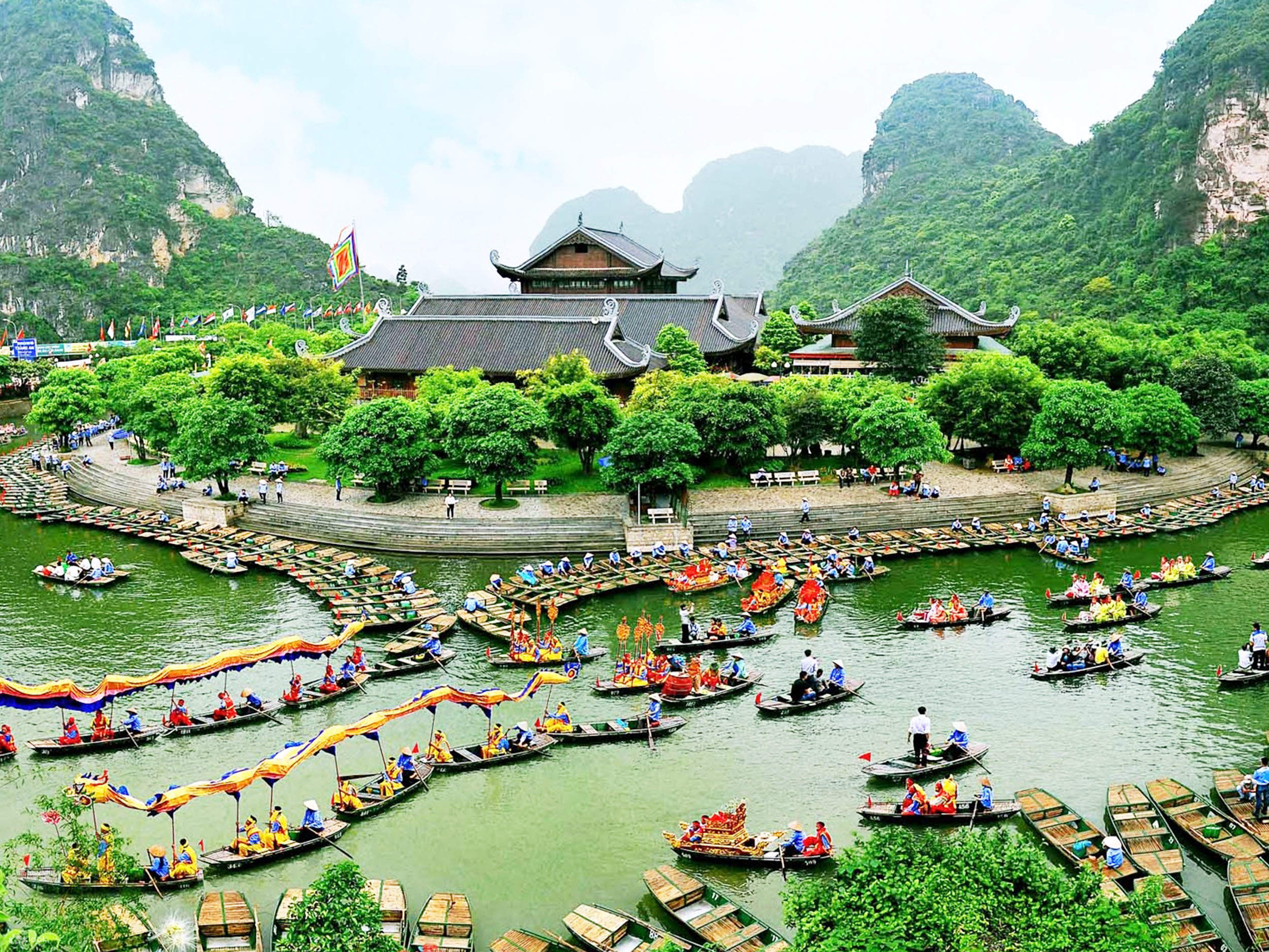 Full-Day Tour at Ninh Binh City with a Guide and Transfers