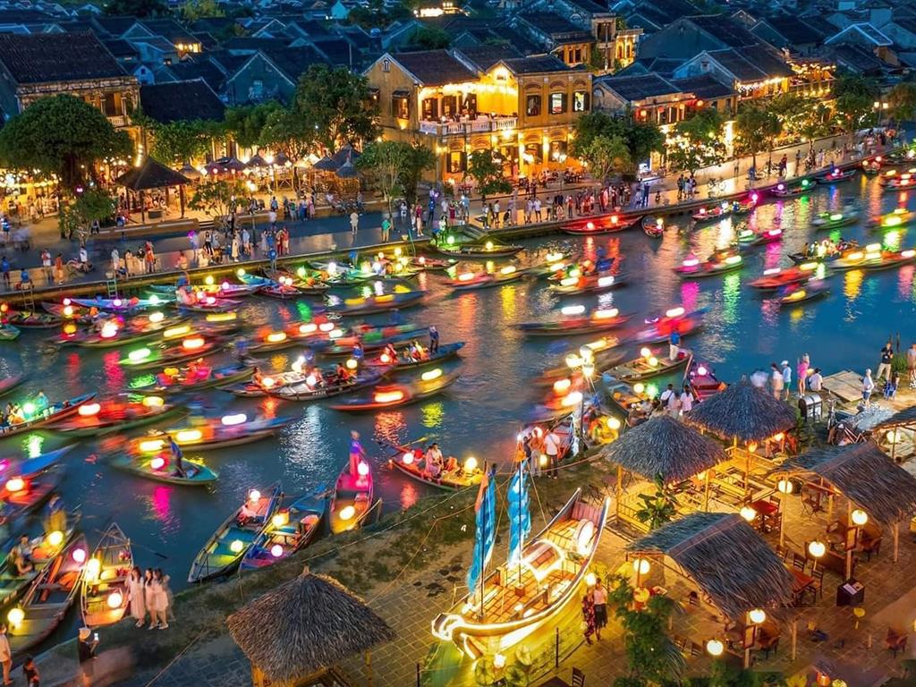 Hoi An: Boat Tour in Hoai River with Free Lantern and Herbal Tea